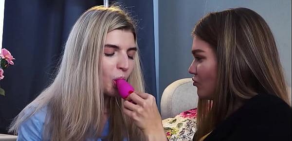  21Sextury Sexy Amanda Clarke and Monroe Fox Experiment With Toys During Anal